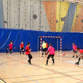 Le service des Sports de la Ville organisait cette semaine un tournoi de football autour de l’Égalité et de la Fraternité. L’occasion pour les enfants de tester leurs aptitudes sportives et leurs valeurs républicaines. [Photos Lucile Cubin]