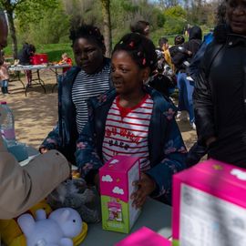 La traditionnelle chasse aux œufs du Secours populaire a encore eu du succès auprès des enfants, malgré la météo capricieuse. Une centaine de bambins bottés, de nombreux Villejuifois, bénévoles et l'équipe de la ludomobile, étaient de la partie de chasse pour financer une mission internationale. [photos: Xiwen Wang]