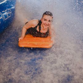 Zoom sur 3 activités enfance et jeunesse:▪️ Surf à Paris▪️ Initiation au pilotage de drones▪️ Sortie à la Ferme Pédagogique[Photos Alex Bonnemaison / Anja Simonet / Xiwen Wang]