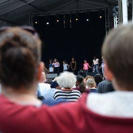 Des centaines de spectateurs massés devant la scène pour chanter avec Lisandro Cuxi, François Feldman etJoniece Jamison, danser avec le Staries Show ou applaudir le travail des musiciens et danseurs la MPT Gérard-Philipe et des Conservatoires.