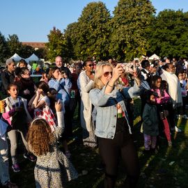 Une grande fête du sport avec près de 1500 coureur·se·s sur les 5/10km, courses jeunes et familles.Les vainqueurs des 10km ont battu le record de l'épreuve, avec la 8e meilleure performance mondiale chez les femmes!1700 euros ont été reversés à l’association Une maison au cœur de la vie, qui vient en aide aux familles dont les enfants sont hospitalisés à l’Institut Gustave-Roussy. Un grand merci aux 150 bénévoles, aux associations villejuifoises, et à tous les services de la ville.[Photos ©Anja Simonet / ©Raphaël Garnier]