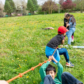 Samedi 6 avril, il n'y avait pas une mais 2 chasses aux œufs à Villejuif: la Chasse aux œufs solidaire du Secours Populaire, dans le parc des Hautes-Bruyères, avec des animations et jeux pour tous toute la journée, avec la participation de la Ludomobile.La chasse aux œufs dans le jardin partagé de la résidence Botanic Parc, un moment de rencontre et d'échanges entre voisins et de découverte du jardin pour certains. [photos Xiwen Wang / Alex Bonnemaison]