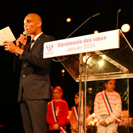 Samedi 20 janvier, toute la population de Villejuif était invitée à débuter l'année dans la convivialité autour d'un buffet, d'un moment musical et de la mise à l'honneur du monde sportif.[photos Lucile Cubin]