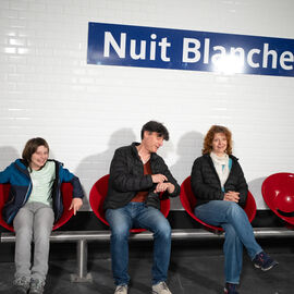 Vous étiez plusieurs centaines pour profiter des animations proposées pour cette Nuit Blanche 2025, et notamment l'installation exceptionnelle de L’Usine de film amateur de Michel Gondry, pour vivre l’expérience d’un film de A à Z : scénario, montage, effets spéciaux, doublage... jusqu’à la projection finale. [photos Xiwen Wang]