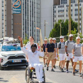 Sportifs amateurs, entrepreneurs, para-athlètes... ils étaient 15, sur la portion villejuifoise du parcours, à se relayer pour porter la flamme olympique des Jeux de Paris 2024.  [photos Sylvie Grima, Xiwen Wang, Lucile Cubin, direction de la Communication]