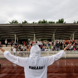 Malgré la pluie, les élèves ont enchainé les tours de piste au stade Louis Dolly lors de la traditionnelle course d'endurance.[Photo Alex Bonnemaison]