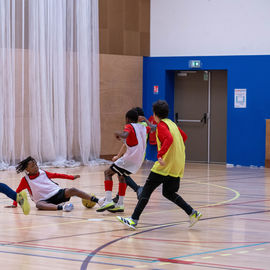 Le tournoi solidaire de Noël au profit des associations 94e Rue, Binkadi-so et Yacine Adli a encore été un franc succès cette année. Sur 3 jours, près de 1130 jeunes de 10 à 25 ont pu s'affronter sur le terrain de la halle Colette-Besson. Les matchs furent intenses mais le fair-play était aussi mis en valeur puisque des trophées ont été attribués aux joueurs et aux équipes représentant le plus les valeurs du sport![photos Sylvie Grima / Xiwen Wang]