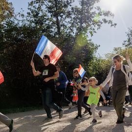 Avec près de 800 coureur·se·s et marcheur·se·s le matin et autant de jeunes et de familles l'après-midi, cette 34e édition a été de nouveau un événement sportif majeur à Villejuif et une journée de fête dans le parc des hautes-Bruyères baigné par le soleil d'automne !