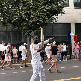 Sportifs amateurs, entrepreneurs, para-athlètes... ils étaient 15, sur la portion villejuifoise du parcours, à se relayer pour porter la flamme olympique des Jeux de Paris 2024.  [photos Sylvie Grima, Xiwen Wang, Lucile Cubin, direction de la Communication]