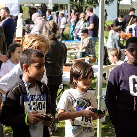 Une grande fête du sport avec près de 1500 coureur·se·s sur les 5/10km, courses jeunes et familles.Les vainqueurs des 10km ont battu le record de l'épreuve, avec la 8e meilleure performance mondiale chez les femmes!1700 euros ont été reversés à l’association Une maison au cœur de la vie, qui vient en aide aux familles dont les enfants sont hospitalisés à l’Institut Gustave-Roussy. Un grand merci aux 150 bénévoles, aux associations villejuifoises, et à tous les services de la ville.[Photos ©Anja Simonet / ©Raphaël Garnier]