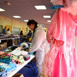 Encore un franc succès pour la Trocante des Parents !Après avoir déposé des objets devenus inutiles pendant les semaines précédant l'évènement, plus de 120 familles ont pu, ce dimanche 2 avril, utiliser leurs points ainsi récoltés pour venir chercher de nouveaux objets pour leurs enfants:jeux et jouets, vêtements, accessoires de puériculture...[photos Lucile Cubin]