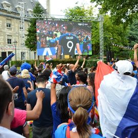 Des centaines de fans se sont réunis pour soutenir l'équipe de France en finale de la Coupe du Monde de foot et vibrer avec eux jusqu'au titre mondial !