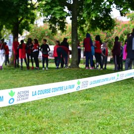 Le 9 mai, les collégiens ont couru dans le parc des Hautes Bruyères au profit de l'association Action Contre la Faim.Les élèves devaient rechercher des parrains (familles, voisins, proches, etc) qui les sponsorisent pour la course, en fonction du nombre de tours effectués!