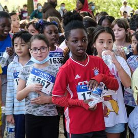 Une grande fête du sport avec près de 1500 coureur·se·s sur les 5/10km, courses jeunes et familles.Les vainqueurs des 10km ont battu le record de l'épreuve, avec la 8e meilleure performance mondiale chez les femmes!1700 euros ont été reversés à l’association Une maison au cœur de la vie, qui vient en aide aux familles dont les enfants sont hospitalisés à l’Institut Gustave-Roussy. Un grand merci aux 150 bénévoles, aux associations villejuifoises, et à tous les services de la ville.[Photos ©Anja Simonet / ©Raphaël Garnier]