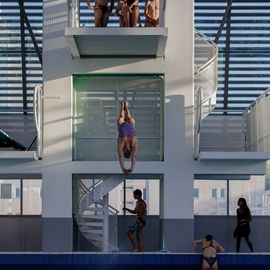 Le 13 mai se déroulait la grande soirée Plongeon au stade nautique à l'occasion de l'inauguration des nouveaux plongeoirs. Au programme : initiation pour les plus courageux·ses, et démonstrations des plongeurs·ses de l'Equipe de France et de Gary Hunt, meilleur plongeur du Monde de l'extrême.[Photos Alex Bonnemaison]