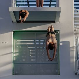 Le 13 mai se déroulait la grande soirée Plongeon au stade nautique à l'occasion de l'inauguration des nouveaux plongeoirs. Au programme : initiation pour les plus courageux·ses, et démonstrations des plongeurs·ses de l'Equipe de France et de Gary Hunt, meilleur plongeur du Monde de l'extrême.[Photos Alex Bonnemaison]