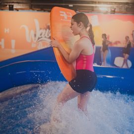 Zoom sur 3 activités enfance et jeunesse:▪️ Surf à Paris▪️ Initiation au pilotage de drones▪️ Sortie à la Ferme Pédagogique[Photos Alex Bonnemaison / Anja Simonet / Xiwen Wang]