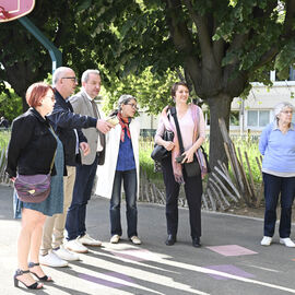 Mardi 20 mai avait lieu l'inauguration officielle de la cour Eveil de l'école Paul Langevin.Après les travaux durant l'été, les élèves avaient découvert leur nouvelle cour à la rentrée de septembre, mais il aura fallu attendre le printemps pour que les plantations prennent toute leur place dans ce nouvel espace végétalisé, pensé avec les enfants, les enseignants, les parents, les agents... Une nouvelle cour de récré permet un meilleur partage de l'espace entre les différentes activités, entre les filles et les garçons, et apporte verdure et fraicheur dans un lieu auparavant très bétonné.[photos Lucile Cubin]