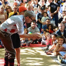 Des trapézistes renversants, une clown malicieuse, un quatuor de comédiens irrésistibles, des équilibristes dresseurs de poules et une fanfare déjantée.