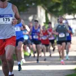 Une grande fête du sport avec près de 1500 coureur·se·s sur les 5/10km, courses jeunes et familles.Les vainqueurs des 10km ont battu le record de l'épreuve, avec la 8e meilleure performance mondiale chez les femmes!1700 euros ont été reversés à l’association Une maison au cœur de la vie, qui vient en aide aux familles dont les enfants sont hospitalisés à l’Institut Gustave-Roussy. Un grand merci aux 150 bénévoles, aux associations villejuifoises, et à tous les services de la ville.[Photos ©Anja Simonet / ©Raphaël Garnier]