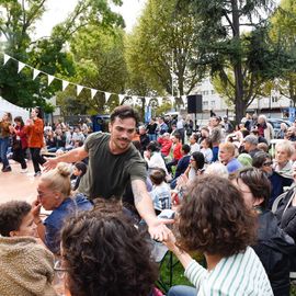 2 journées de fête, en centre-ville et au pied de la tour du 44 Jean Mermoz, organisées par le Théâtre Romain Rolland et la Ville.Un moment de féérie qui s'est aussi cette année installé en cœur de quartier pour permettre à tous d’admirer les prouesses des acrobates ![Photos Lucile Cubin]