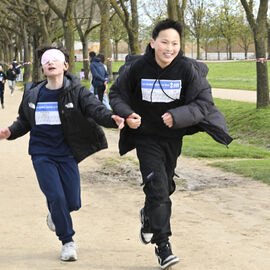 Dans le cadre de la semaine olympique et paralympique, mardi 2 avril, une centaine d’élèves de 6e de 4 collèges de Villejuif ont organisé dans le parc des hautes Bruyères une course en binôme avec un élève-guideur et un élève-guidé, les yeux masqués pour simuler le handicap. La course contre la faim vise à récolter des fonds pour Action contre la faim, pour des projets alimentaires dans le cadre de la solidarité internationale. [photos Lucile Cubin]