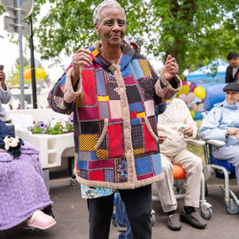Samedi 17 mai, l’Hôpital Paul Brousse proposait un moment festif ouvert à tous : la fête de la gériatrie.L’occasion pour les patients et leurs familles de se partager un après-midi riche en rencontres et animations : parcours olympique, tir à l’arc, animation musicale, jeux en bois, maquillage, coiffure.. mais aussi buvette, brocante, tombola, stands d’artisanat et buvette ! [photos Xiwen Wang]