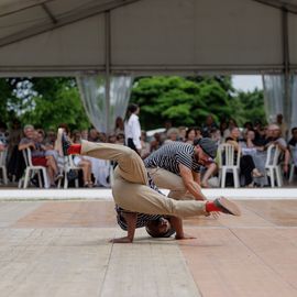 La guinguette des Seniors s'était de nouveau installée dans le parc des Hautes Bruyères vendredi 9 juin, à l'abri non pas de la pluie mais du soleil cette année!Au menu, spectacles pendant le déjeuner avant de tous rejoindre parquet pour danser!
