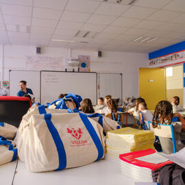 Tous les élèves ont retrouvé hier leurs écoles rangées, nettoyées, et même rénovées et avec une nouvelle cour pour certaines, et retrouvé ou rencontré leurs camarades de classe et leur équipe éducative et périscolaire.Nous espérons que cette journée de rentrée a été un moment de joie et retrouvailles pour tous les élèves de notre ville.[photos Sylvie Grima / Direction de la Communication]