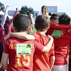 Les enfants des écoles élémentaires de Villejuif ont défilé sur la piste du stade Louis-Dolly pour la Course d'Endurance scolaire. Bravo à tous les élèves qui ont compté les tours pour finir leur course et obtenir leur diplôme, leur sticker et leur goûter bien mérité ! Un évènement en partenariat avec l’Éducation nationale organisé par les enseignants, les agents et les clubs sportifs de la Ville. [Photos Lucile Cubin]