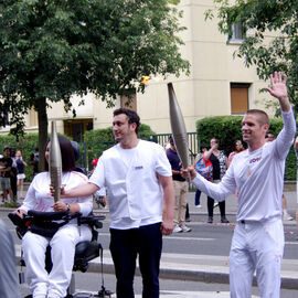 Sportifs amateurs, entrepreneurs, para-athlètes... ils étaient 15, sur la portion villejuifoise du parcours, à se relayer pour porter la flamme olympique des Jeux de Paris 2024.  [photos Sylvie Grima, Xiwen Wang, Lucile Cubin, direction de la Communication]