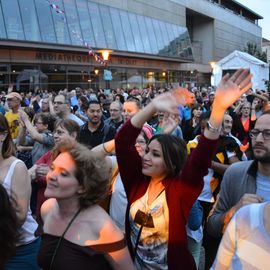 Des centaines de spectateurs massés devant la scène pour chanter avec Lisandro Cuxi, François Feldman etJoniece Jamison, danser avec le Staries Show ou applaudir le travail des musiciens et danseurs la MPT Gérard-Philipe et des Conservatoires.