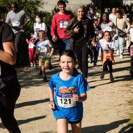 Une grande fête du sport avec près de 1500 coureur·se·s sur les 5/10km, courses jeunes et familles.Les vainqueurs des 10km ont battu le record de l'épreuve, avec la 8e meilleure performance mondiale chez les femmes!1700 euros ont été reversés à l’association Une maison au cœur de la vie, qui vient en aide aux familles dont les enfants sont hospitalisés à l’Institut Gustave-Roussy. Un grand merci aux 150 bénévoles, aux associations villejuifoises, et à tous les services de la ville.[Photos ©Anja Simonet / ©Raphaël Garnier]