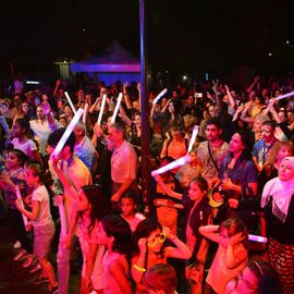 La liesse populaire du 13 juillet à Villejuif avec la guinguette, le bal variétés et le feu d'artifice de retour au parc Pablo Neruda.