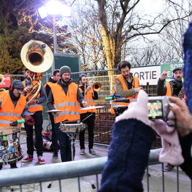 Des milliers de curieux se sont retrouvés autour du puits de la future gare pour découvrir les tunneliers et profiter des animations: ateliers, mise en lumière, spectacle pyrotechnique, live électro et gigot-bitume.