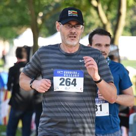 Une grande fête du sport avec près de 1500 coureur·se·s sur les 5/10km, courses jeunes et familles.Les vainqueurs des 10km ont battu le record de l'épreuve, avec la 8e meilleure performance mondiale chez les femmes!1700 euros ont été reversés à l’association Une maison au cœur de la vie, qui vient en aide aux familles dont les enfants sont hospitalisés à l’Institut Gustave-Roussy. Un grand merci aux 150 bénévoles, aux associations villejuifoises, et à tous les services de la ville.[Photos ©Anja Simonet / ©Raphaël Garnier]