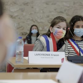 Le Conseil municipal des enfants 2022 est installé: ils sont en CE2, CM1 et CM2 et sont les nouveaux membres du Conseil municipal des enfants. Mercredi 2 février, ils étaient 22 à l'occasion de leur séance d'installation avec le Maire, les élues à l'éducation, la petite enfance et à la participation citoyenne. [Photos Alex Bonnemaison]