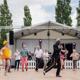 Une journée de fête pour les Seniors avec déjeuner festif abrité, spectacles et musique, dans une ambiance de guinguette conviviale et champêtre!