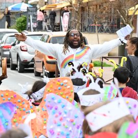 Un carnaval sur le thème du printemps pour les Accueils de Loisirs qui ont défilé dans Villejuif pour mettre de la couleur dans les rues.