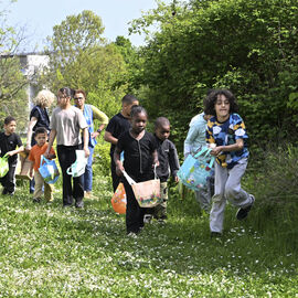 Retour en images sur ces 2 semaines de vacances de printemps, avec notamment la chasse aux œufs du Secours populaire et celle des accueils de loisirs à la ferme urbaine, le Mois des cuisines du Monde et les activités jardinage, bricolage, cirque... dans les MPT. [Photos Direction de la Communication / Lucile Cubin / Xiwen Wang]