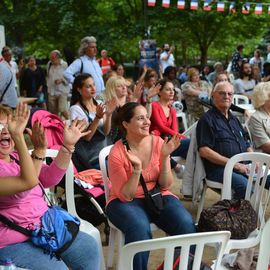 La liesse populaire du 13 juillet à Villejuif avec la guinguette, le bal variétés et le feu d'artifice de retour au parc Pablo Neruda.