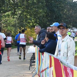 Une grande fête du sport avec près de 1500 coureur·se·s sur les 5/10km, courses jeunes et familles.Les vainqueurs des 10km ont battu le record de l'épreuve, avec la 8e meilleure performance mondiale chez les femmes!1700 euros ont été reversés à l’association Une maison au cœur de la vie, qui vient en aide aux familles dont les enfants sont hospitalisés à l’Institut Gustave-Roussy. Un grand merci aux 150 bénévoles, aux associations villejuifoises, et à tous les services de la ville.[Photos ©Anja Simonet / ©Raphaël Garnier]