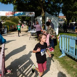 Une grande fête du sport avec près de 1500 coureur·se·s sur les 5/10km, courses jeunes et familles.Les vainqueurs des 10km ont battu le record de l'épreuve, avec la 8e meilleure performance mondiale chez les femmes!1700 euros ont été reversés à l’association Une maison au cœur de la vie, qui vient en aide aux familles dont les enfants sont hospitalisés à l’Institut Gustave-Roussy. Un grand merci aux 150 bénévoles, aux associations villejuifoises, et à tous les services de la ville.[Photos ©Anja Simonet / ©Raphaël Garnier]