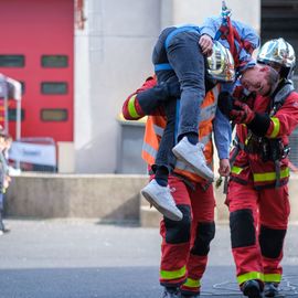 Escalader la grande échelle, traverser un tunnel enfumé, manier la lance à incendie, s'initier aux gestes de 1ers secours ou monter dans un vrai camion de pompier... les portes ouvertes du centre de secours de Villejuif ont ouvert un monde merveilleux aux petits et grands venus découvrir ce lieu emblématique !