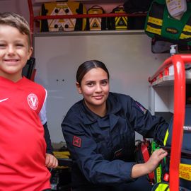 Escalader la grande échelle, traverser un tunnel enfumé, manier la lance à incendie, s'initier aux gestes de 1ers secours ou monter dans un vrai camion de pompier... les portes ouvertes du centre de secours de Villejuif ont ouvert un monde merveilleux aux petits et grands venus découvrir ce lieu emblématique !