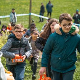 La traditionnelle chasse aux œufs du Secours populaire a encore eu du succès auprès des enfants, malgré la météo capricieuse. Une centaine de bambins bottés, de nombreux Villejuifois, bénévoles et l'équipe de la ludomobile, étaient de la partie de chasse pour financer une mission internationale. [photos: Xiwen Wang]
