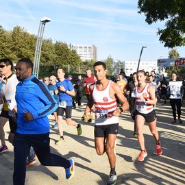 Une grande fête du sport avec près de 1500 coureur·se·s sur les 5/10km, courses jeunes et familles.Les vainqueurs des 10km ont battu le record de l'épreuve, avec la 8e meilleure performance mondiale chez les femmes!1700 euros ont été reversés à l’association Une maison au cœur de la vie, qui vient en aide aux familles dont les enfants sont hospitalisés à l’Institut Gustave-Roussy. Un grand merci aux 150 bénévoles, aux associations villejuifoises, et à tous les services de la ville.[Photos ©Anja Simonet / ©Raphaël Garnier]