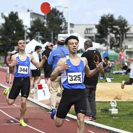 Plus de 500 athlètes ont répondu présents pour transpirer sous les premières chaleurs du printemps et les efforts fournis sur la piste du stade Louis Dolly ce samedi 26 avril. Un nouveau succès pour cette 8e édition du Meeting d'Athlétisme, un évènement organisé par l'ASFI Villejuif Athlétisme et ses nombreux bénévoles, avec la Ville de Villejuif. [photos Lucile Cubin]