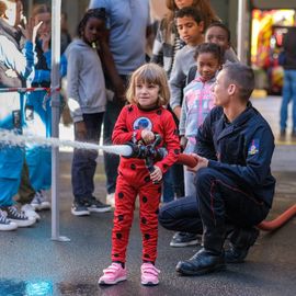 Escalader la grande échelle, traverser un tunnel enfumé, manier la lance à incendie, s'initier aux gestes de 1ers secours ou monter dans un vrai camion de pompier... les portes ouvertes du centre de secours de Villejuif ont ouvert un monde merveilleux aux petits et grands venus découvrir ce lieu emblématique !