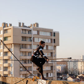 Vous étiez plusieurs centaines samedi 2 décembre à braver le froid pour célébrer la mémoire de ce quartier bientôt transformé : exposition, goûter, fanfare, projections géantes, et impressionnante traversée du quartier sur un fil tendu à 27m de haut![photos Alex Bonnemaison]